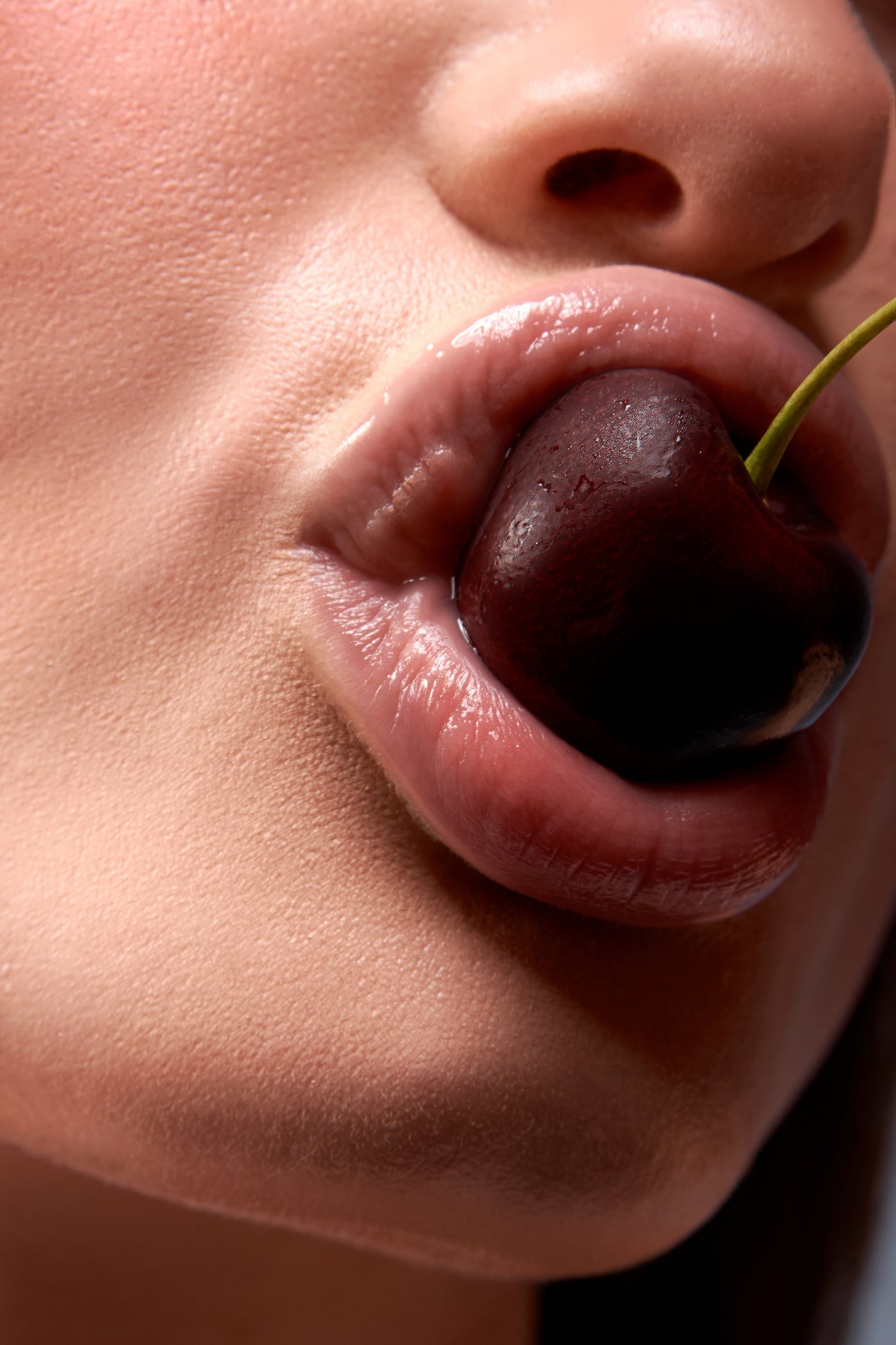 Renu Berry Juicy Powder Blush – vibrant berry pink blush for a radiant, long-lasting glow