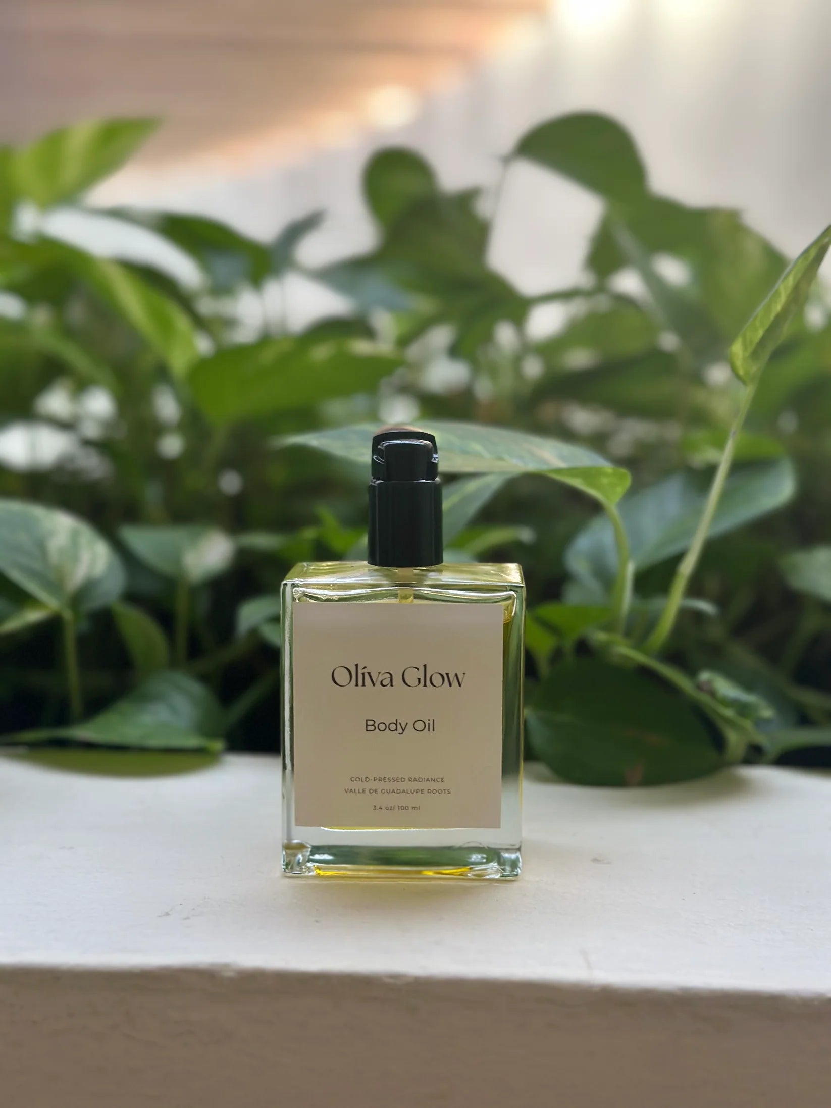 Olíva Glow body oil with cold-pressed olive and citrus botanicals for hydrated, radiant skin.