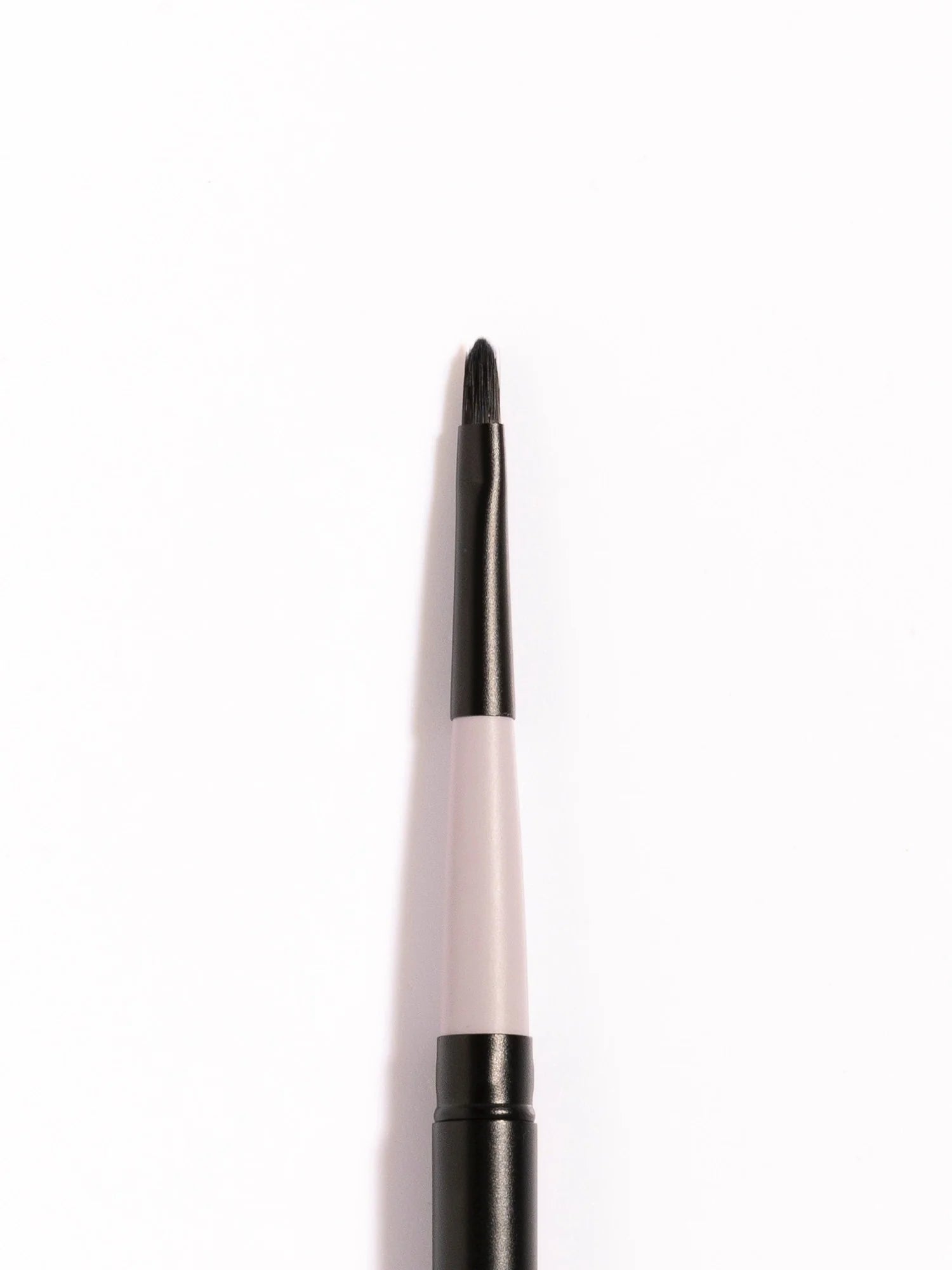 Jo Leversuch Fine Application Brush – vegan precision brush for lips, concealer and eyeliner