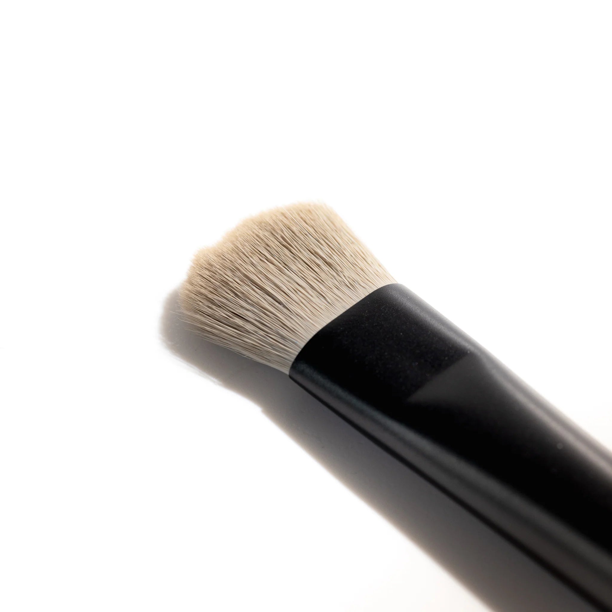 Jo Leversuch Flat Eyeshadow Brush – vegan precision brush for mono eyeshadow and lash line depth