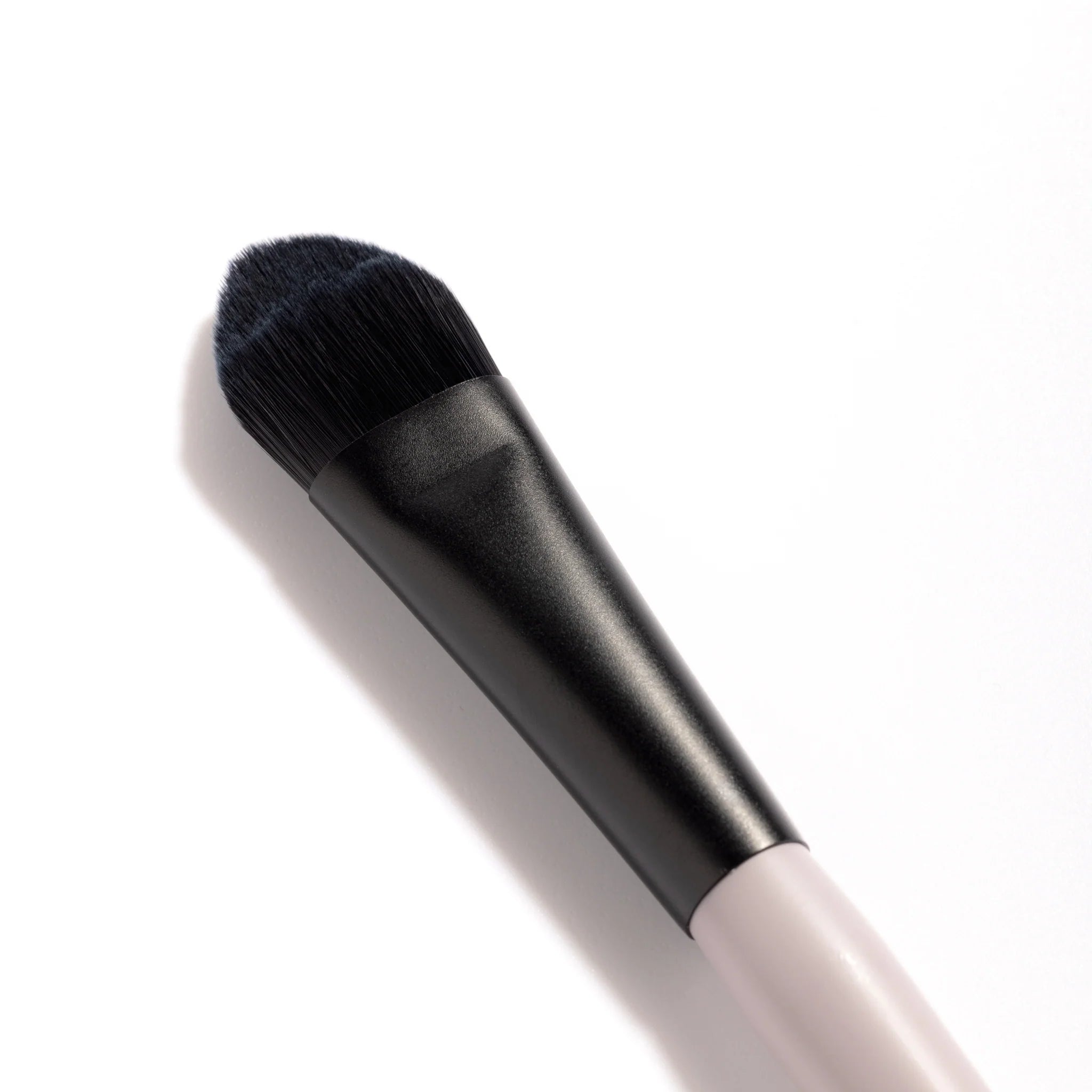Jo Leversuch Detailed Brush – vegan precision brush for liquid concealer, blush, and skincare