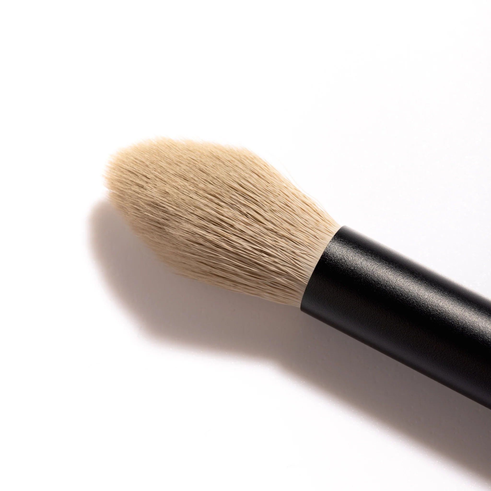 Jo Leversuch Multi Use Powder Brush – vegan, versatile makeup brush for powder, highlight, and eyeshadow