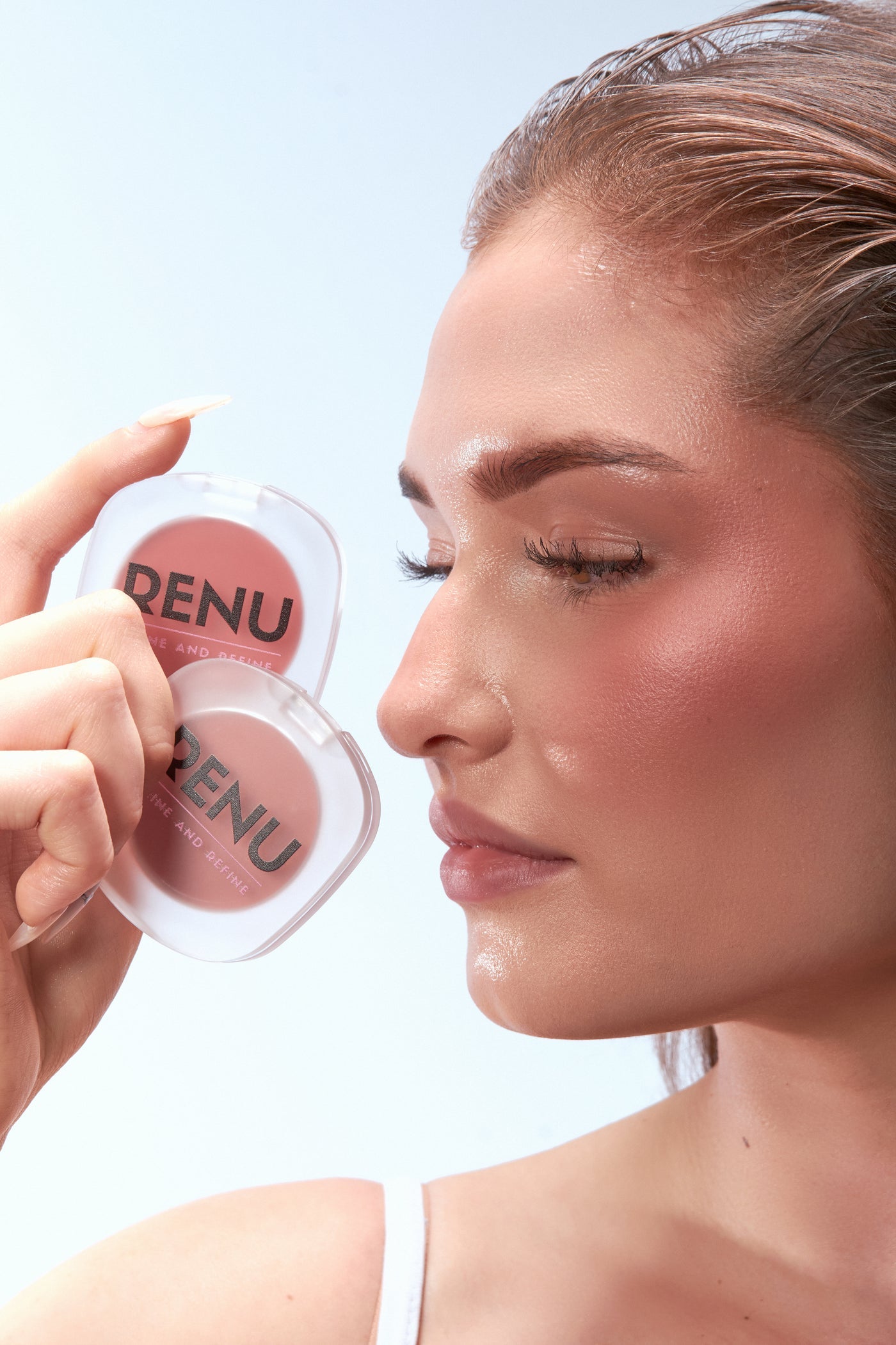 Renu Berry Juicy Powder Blush – vibrant berry pink blush for a radiant, long-lasting glow