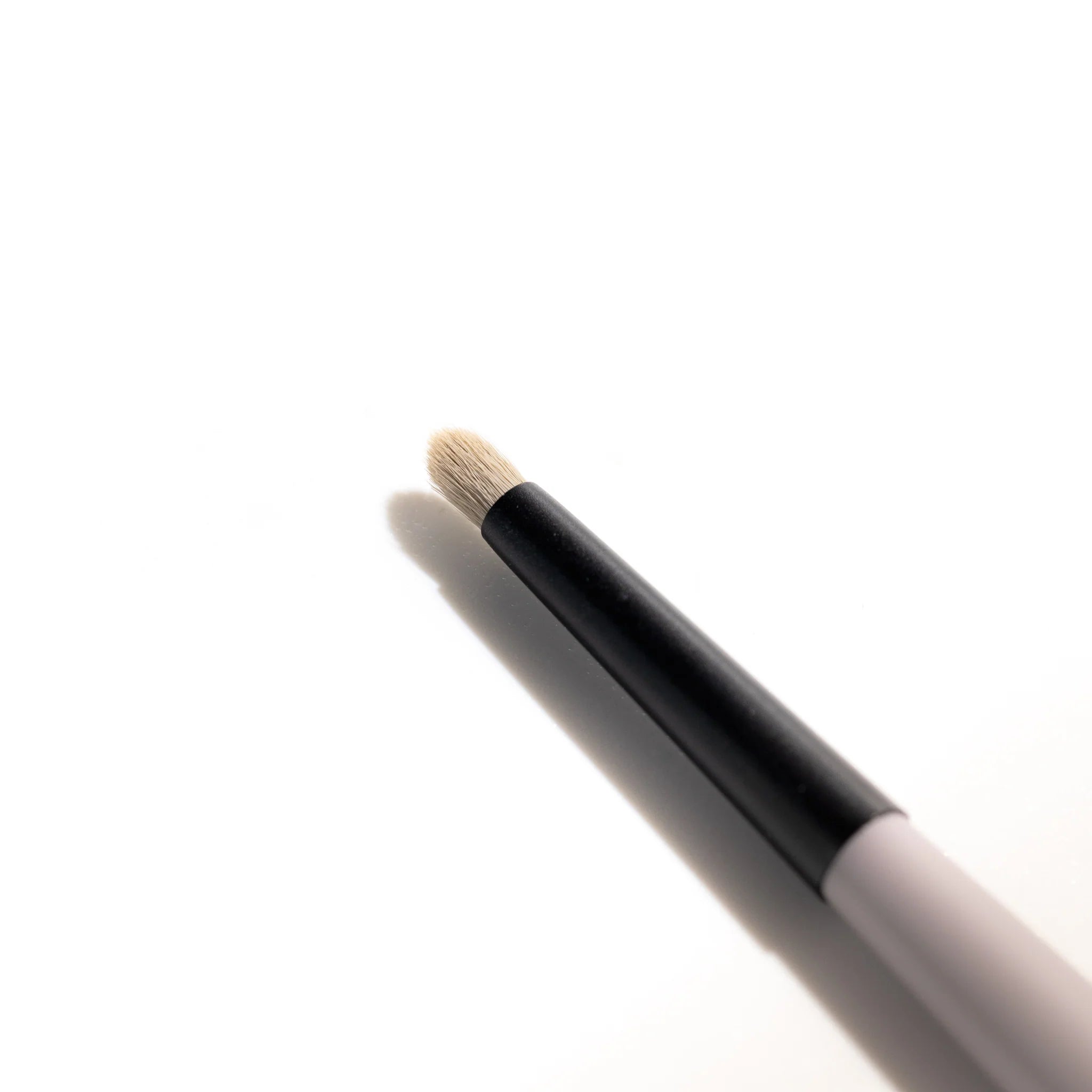 Jo Leversuch Corrector Brush – vegan precision concealer brush for blemishes and dark spots