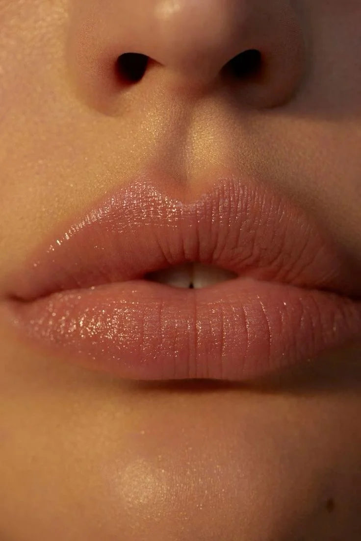 Olíva Glow Lip Butter providing deep hydration, cooling peppermint finish, and glossy nourishment.