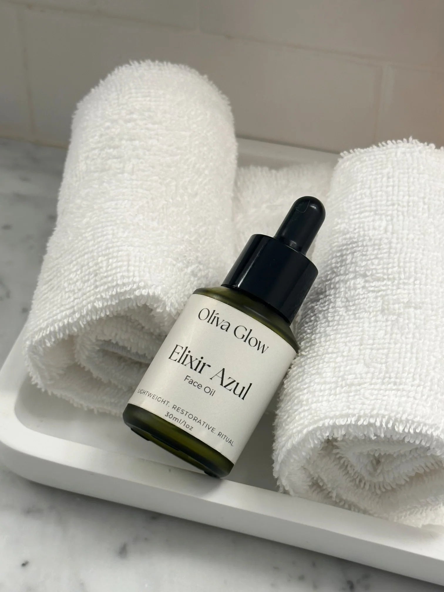 Olíva Glow Elixir Azul face oil with blue tansy and olive extract for calm, radiant, hydrated skin.