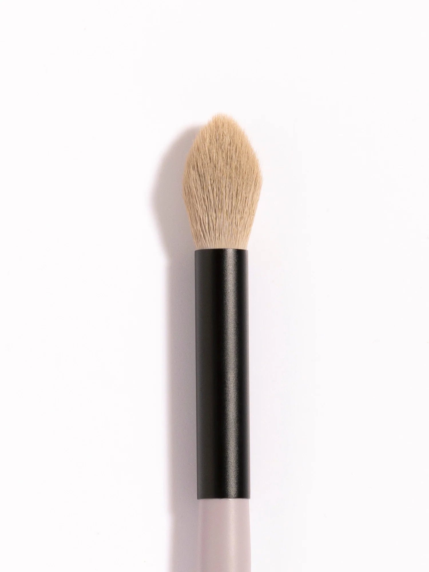Jo Leversuch Multi Use Powder Brush – vegan, versatile makeup brush for powder, highlight, and eyeshadow