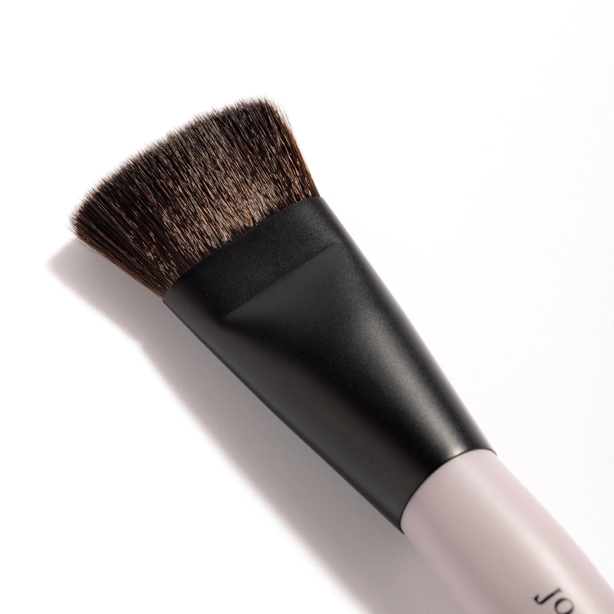 Jo Leversuch Angled Brush – vegan contour and foundation brush for precise sculpting and blending