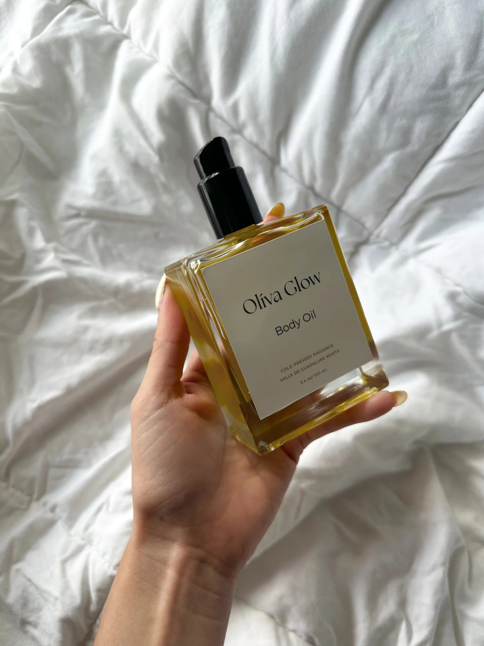 Olíva Glow body oil with cold-pressed olive and citrus botanicals for hydrated, radiant skin.